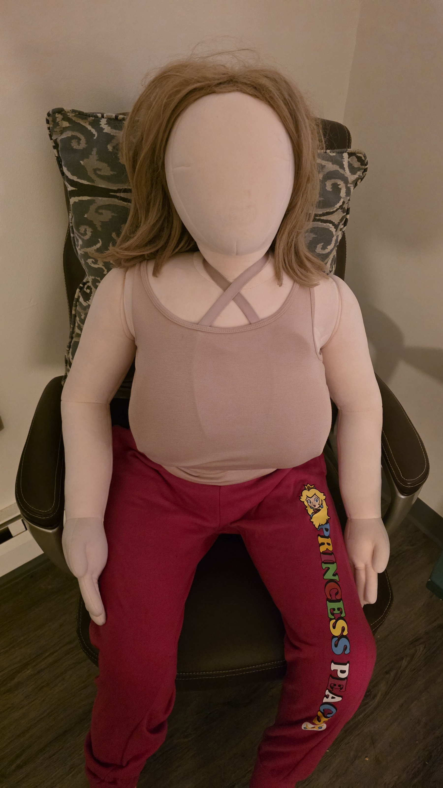 hello everywan!!! i'm katie peach doll!!!!!!!!